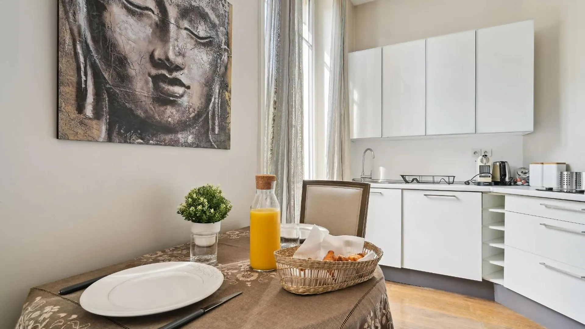 Apartment Champs-elysees & Arc De Triomphe - Cityapartmentstay Paris